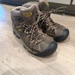 Keen Durable Brown Hiking Boots with Yellow Highlights waterproof